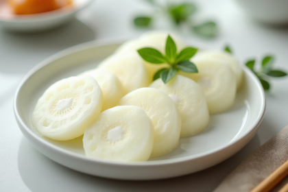 Daikon tranché joliment sur une assiette blanche avec herbes