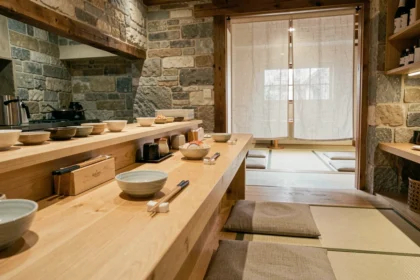 Vue d'ensemble d'un restaurant japonais en Normandie, mêlant décor minimaliste japonais et architecture normande en pierre